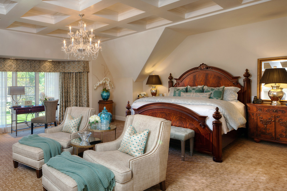 Diseño de dormitorio principal tradicional extra grande con paredes beige y moqueta