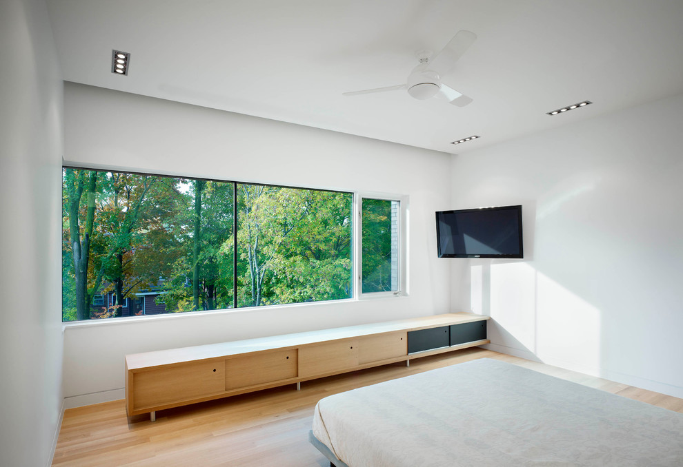 Стильный дизайн: маленькая гостевая спальня (комната для гостей) в стиле модернизм с белыми стенами, светлым паркетным полом и бежевым полом без камина для на участке и в саду - последний тренд