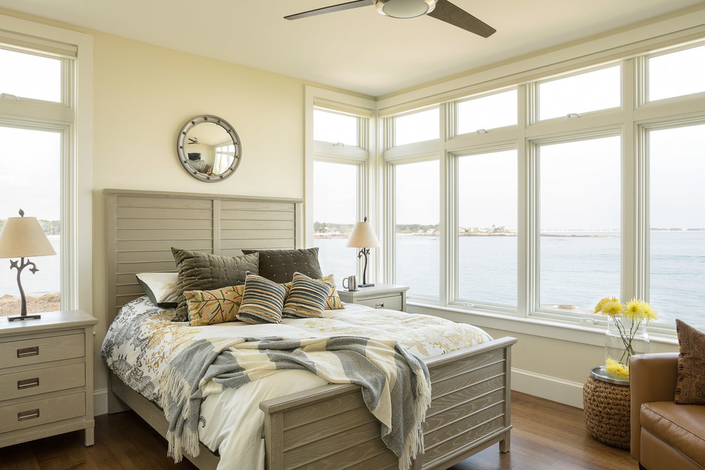 Foto de dormitorio principal y blanco marinero con paredes beige, suelo de madera en tonos medios y todos los diseños de techos