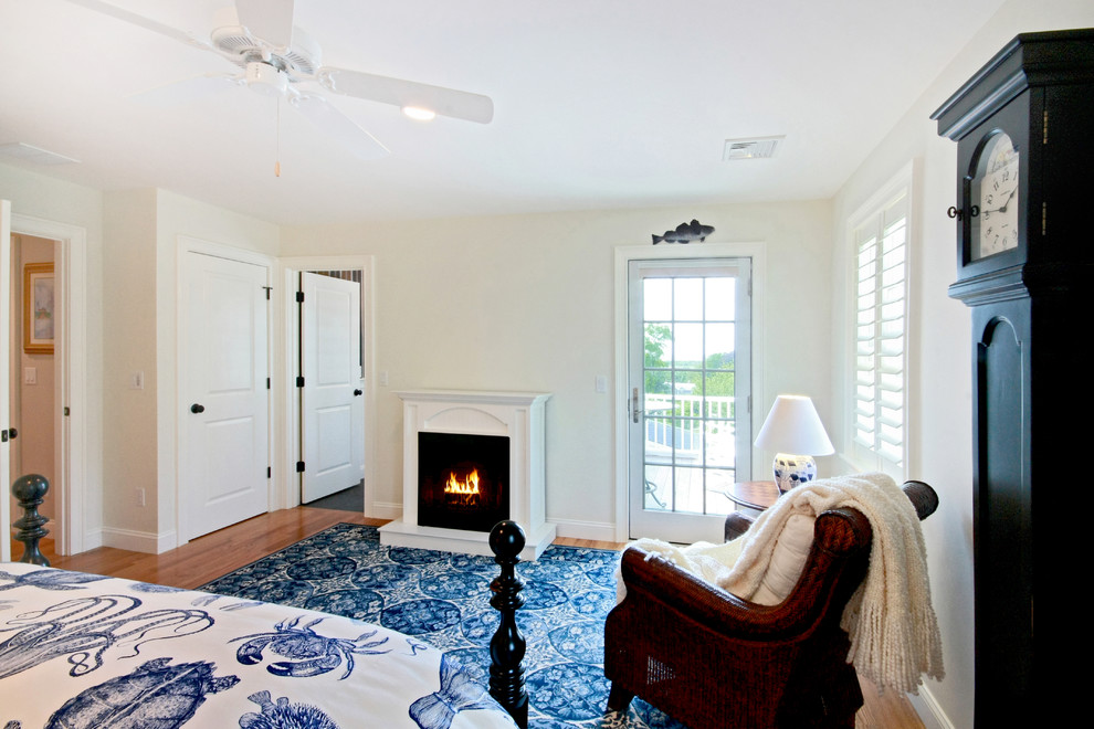 Maritimes Hauptschlafzimmer mit weißer Wandfarbe, Kamin und Kaminumrandung aus Holz in Boston