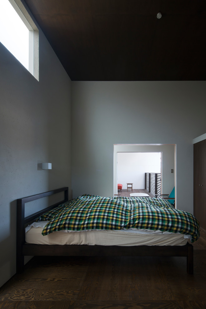 Пример оригинального дизайна: хозяйская спальня в восточном стиле с белыми стенами, коричневым полом, деревянным потолком и обоями на стенах