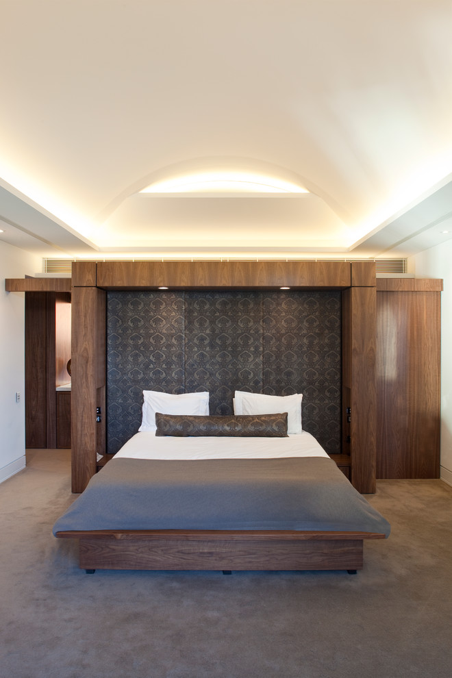 Idee per una camera da letto design di medie dimensioni con pareti bianche e moquette