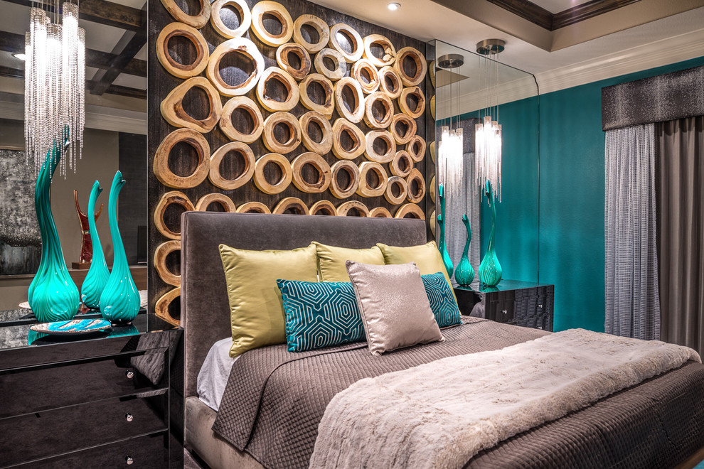 Идея дизайна: большая хозяйская спальня в стиле неоклассика (современная классика) с синими стенами и ковровым покрытием