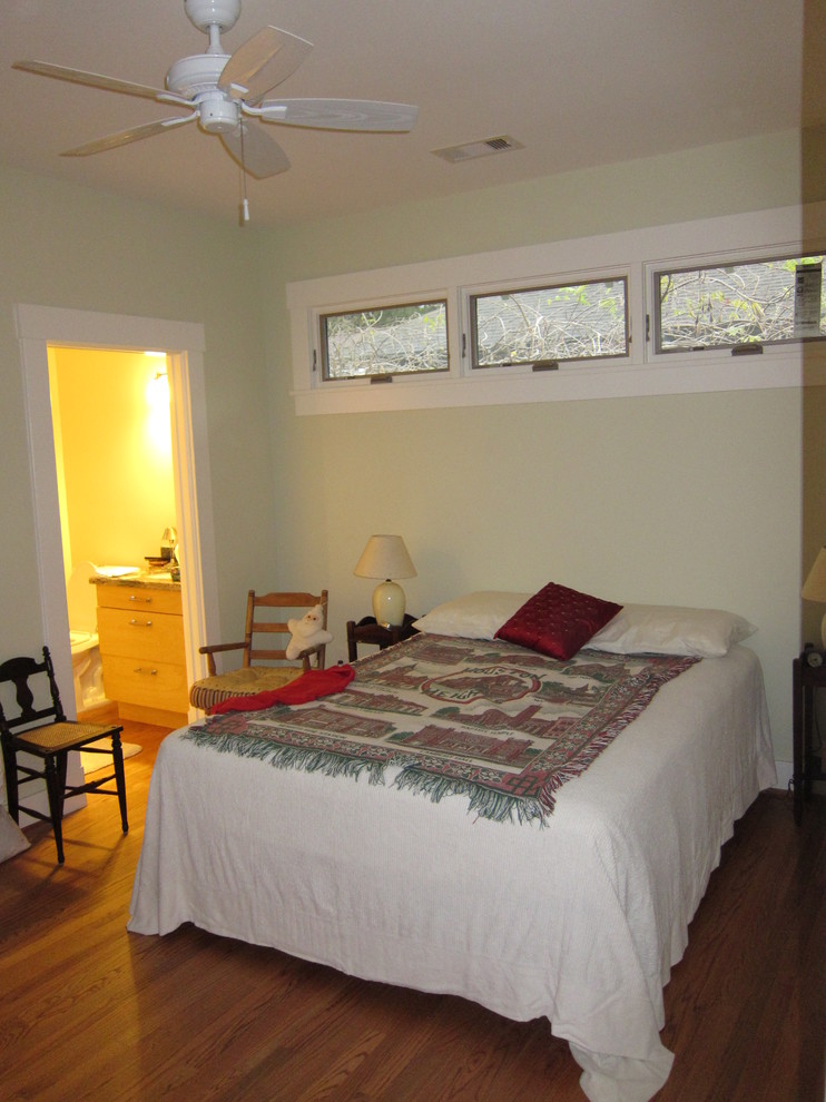 На фото: маленькая гостевая спальня (комната для гостей) в стиле кантри с зелеными стенами и паркетным полом среднего тона для на участке и в саду с
