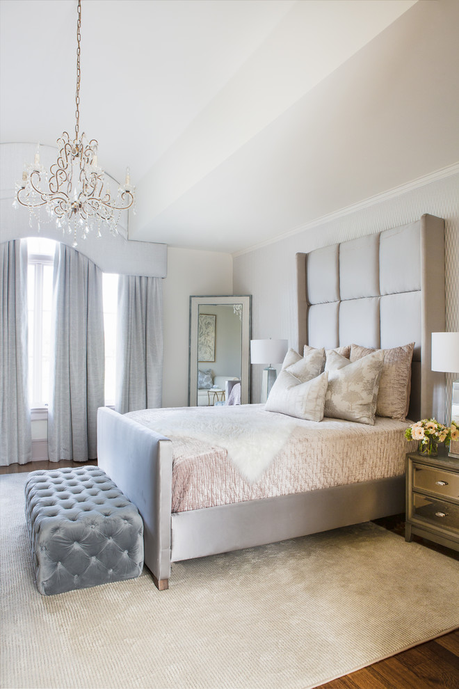 Ispirazione per una grande camera da letto tradizionale con pavimento in legno massello medio, pareti bianche e pavimento marrone