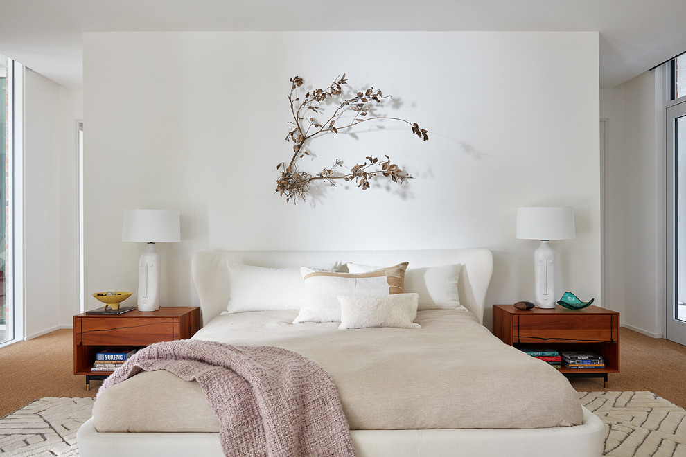 Idées déco pour une chambre avec moquette rétro avec un mur blanc et un sol marron.