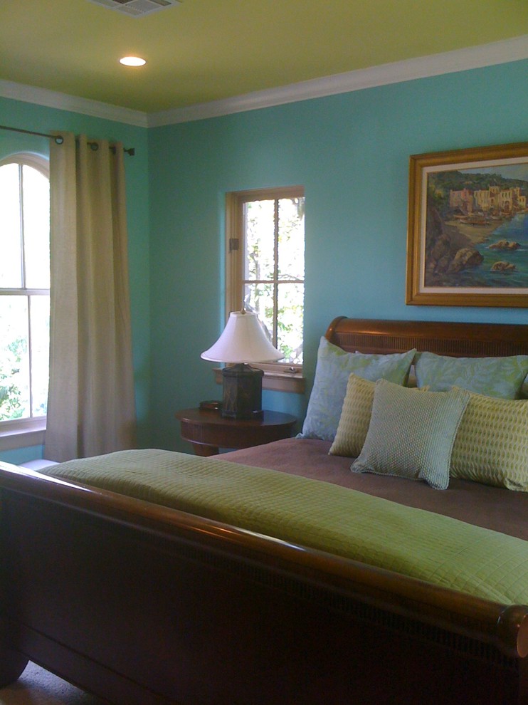 オースティンにある地中海スタイルのおしゃれな寝室のレイアウト