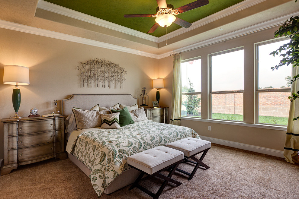 На фото: хозяйская спальня в классическом стиле с бежевыми стенами и ковровым покрытием с