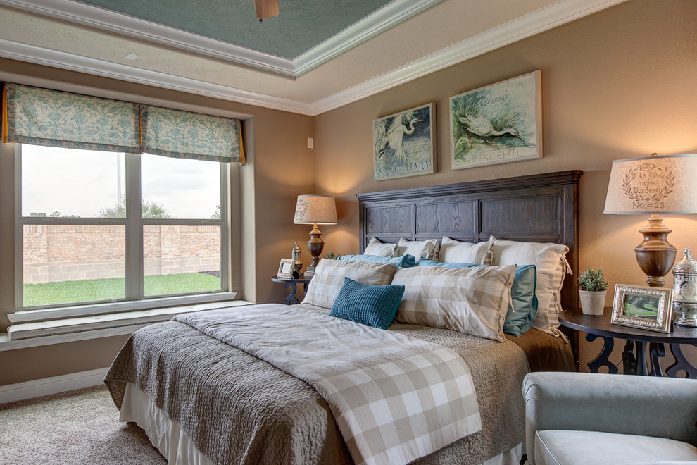Imagen de dormitorio principal clásico con paredes beige y moqueta