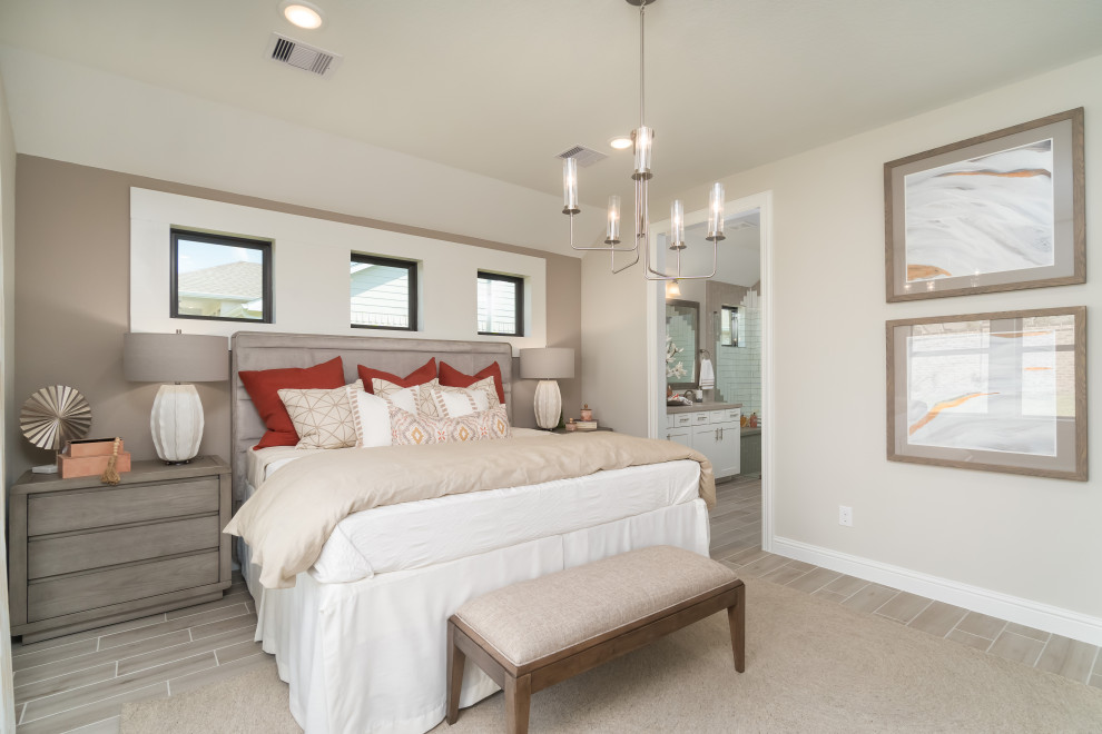 Diseño de dormitorio principal actual de tamaño medio con paredes beige, suelo de madera clara y suelo beige