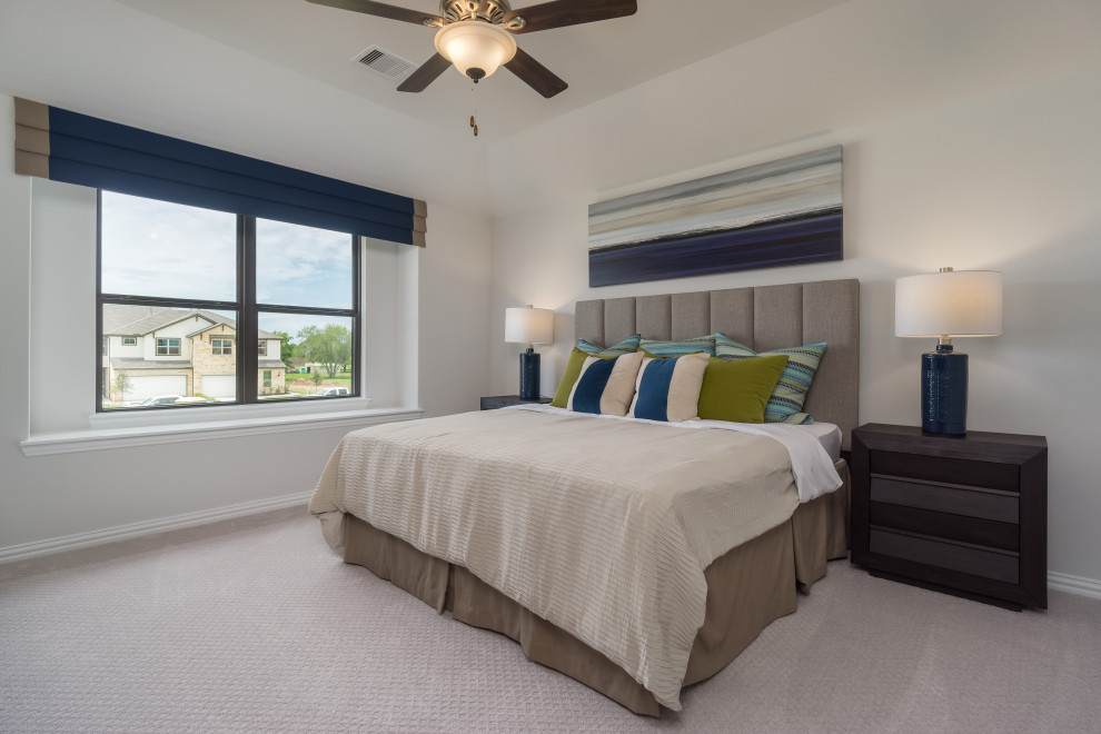 Mittelgroßes Modernes Hauptschlafzimmer mit beiger Wandfarbe, Teppichboden und beigem Boden in Houston