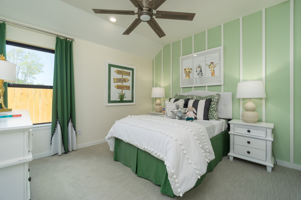 Стильный дизайн: гостевая спальня среднего размера, (комната для гостей) в современном стиле с зелеными стенами, ковровым покрытием и бежевым полом - последний тренд