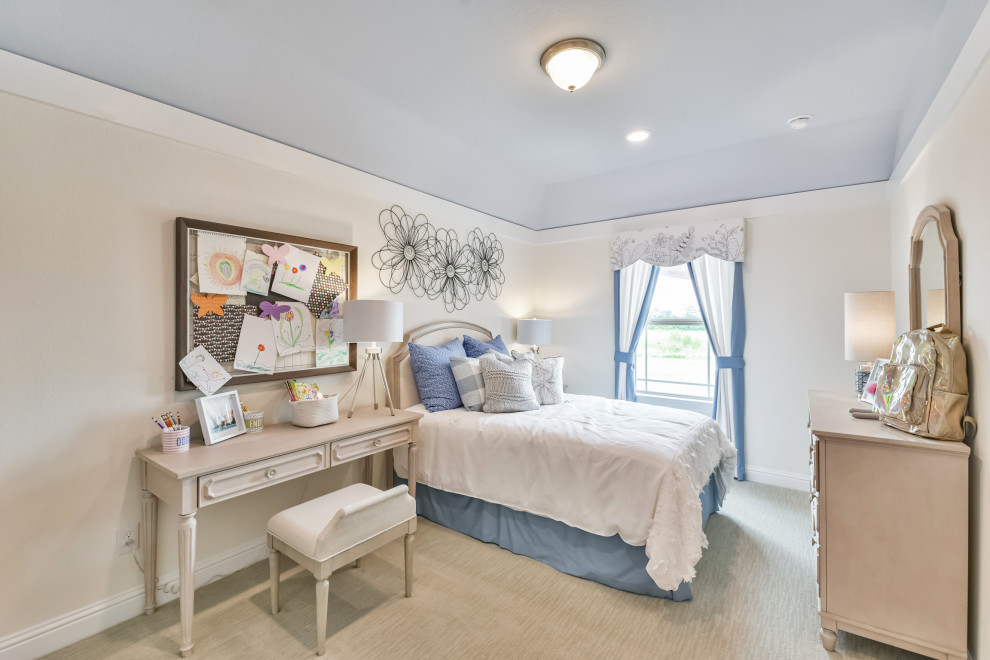 Ejemplo de habitación de invitados actual de tamaño medio con paredes beige, moqueta y suelo beige