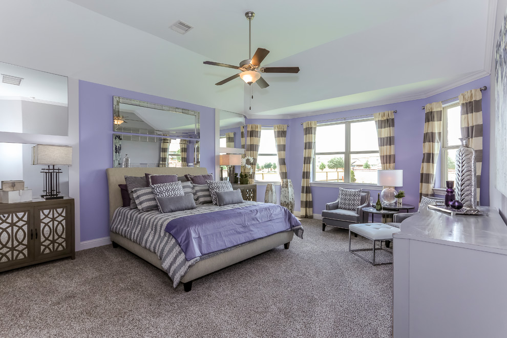 Idee per una grande camera matrimoniale con pareti viola, moquette e pavimento beige