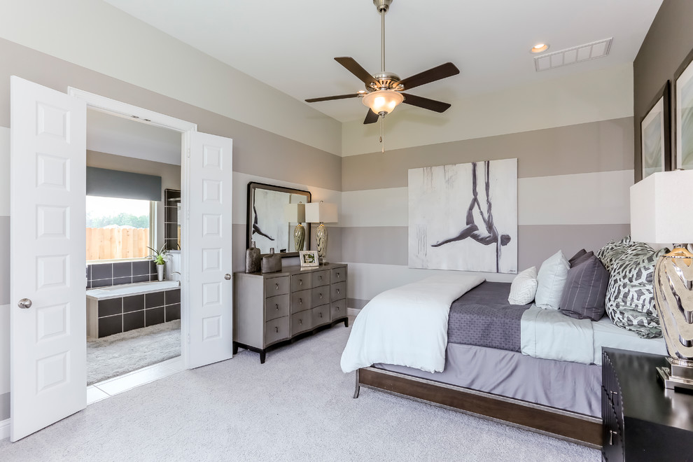 Idée de décoration pour une chambre design de taille moyenne avec un mur gris et un sol beige.
