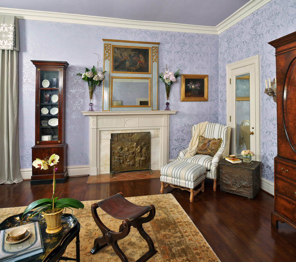 Idee per un grande soggiorno chic con pareti viola, parquet scuro, camino classico e cornice del camino in pietra