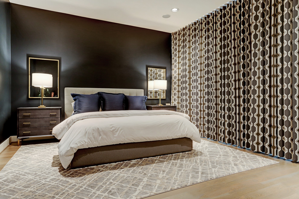 Mittelgroßes Retro Hauptschlafzimmer ohne Kamin mit schwarzer Wandfarbe, hellem Holzboden und beigem Boden in Houston