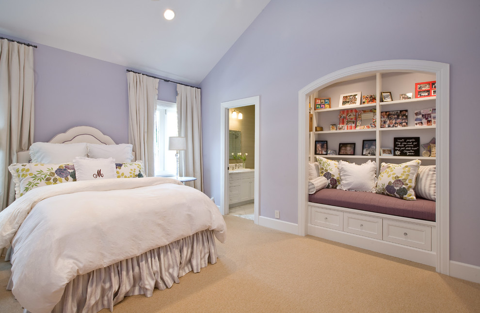 Idee per una camera degli ospiti chic di medie dimensioni con pareti viola, moquette e nessun camino
