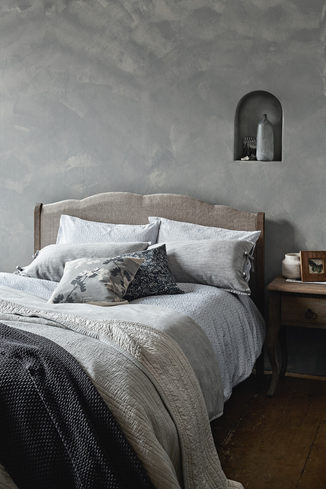 ロンドンにあるトラディショナルスタイルのおしゃれな寝室 (グレーとクリーム色)