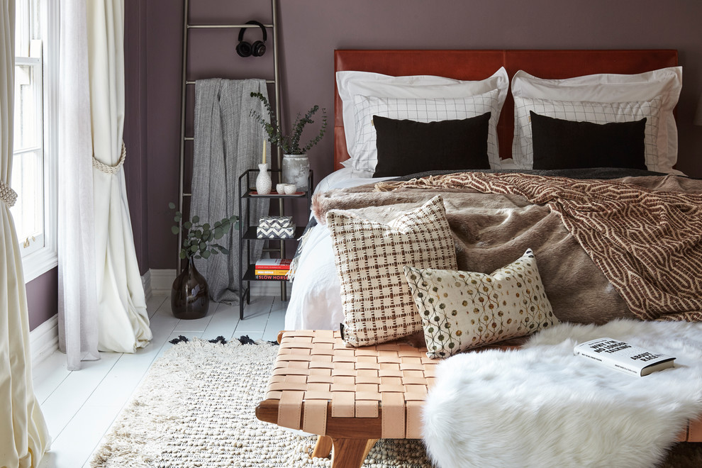 Mittelgroßes Klassisches Schlafzimmer mit lila Wandfarbe, weißem Boden und gebeiztem Holzboden in London