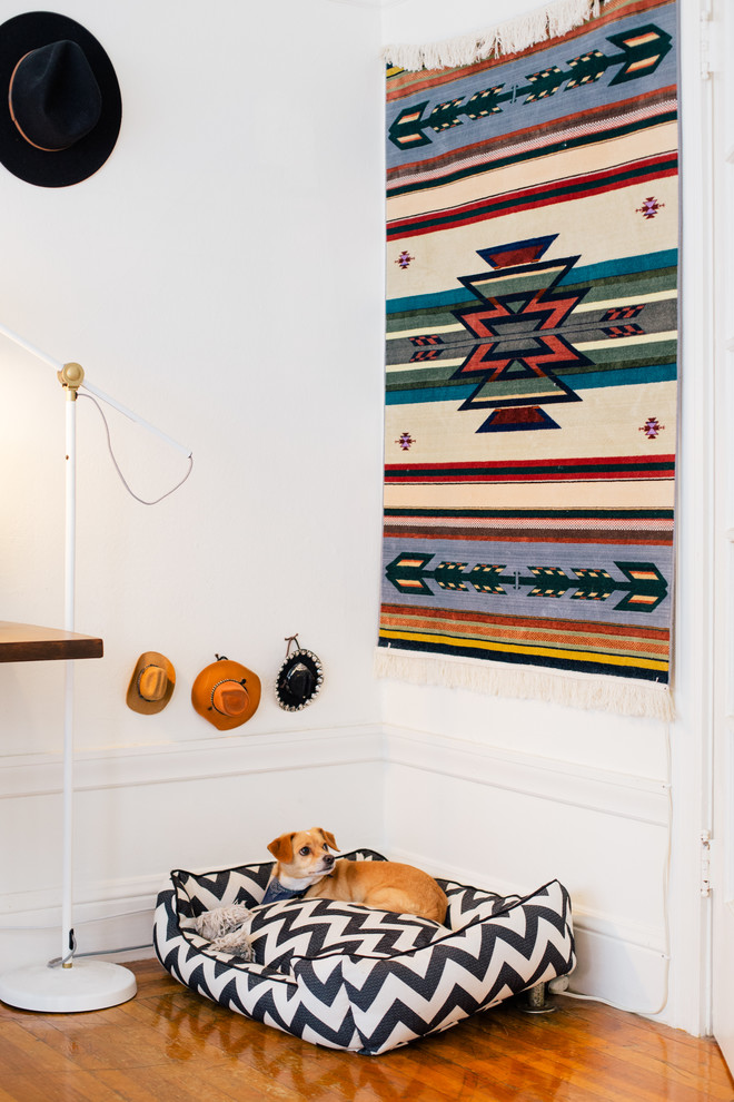 Eklektisches Schlafzimmer mit weißer Wandfarbe und braunem Holzboden in San Francisco