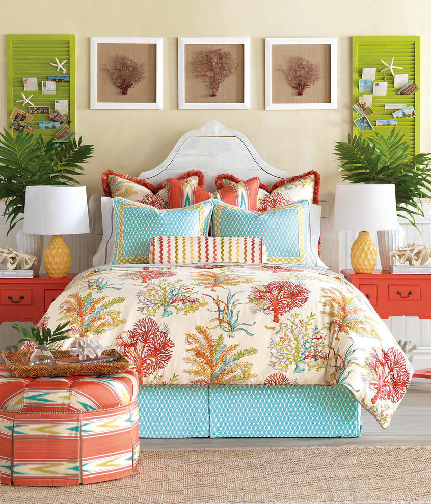マイアミにあるトロピカルスタイルのおしゃれな寝室 (カーペット敷き、ベージュの壁) のインテリア