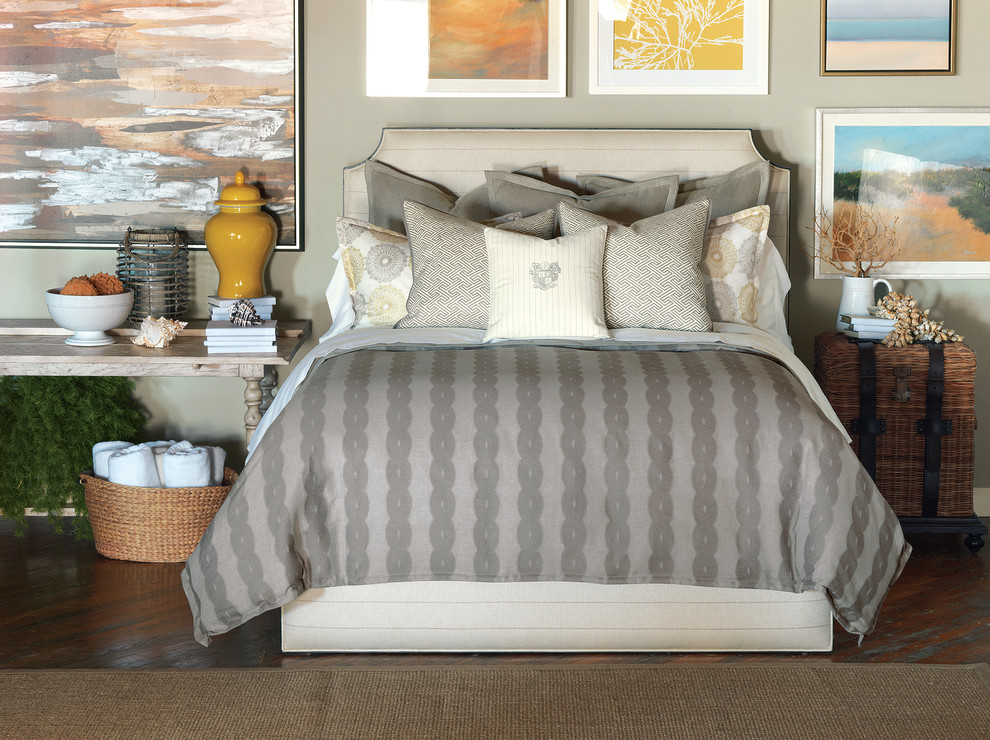 На фото: спальня в морском стиле с серыми стенами и ковровым покрытием