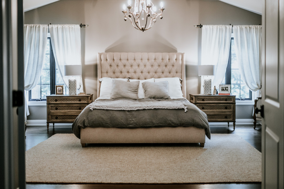 Inspiration för klassiska sovrum, med grå väggar, mörkt trägolv och brunt golv