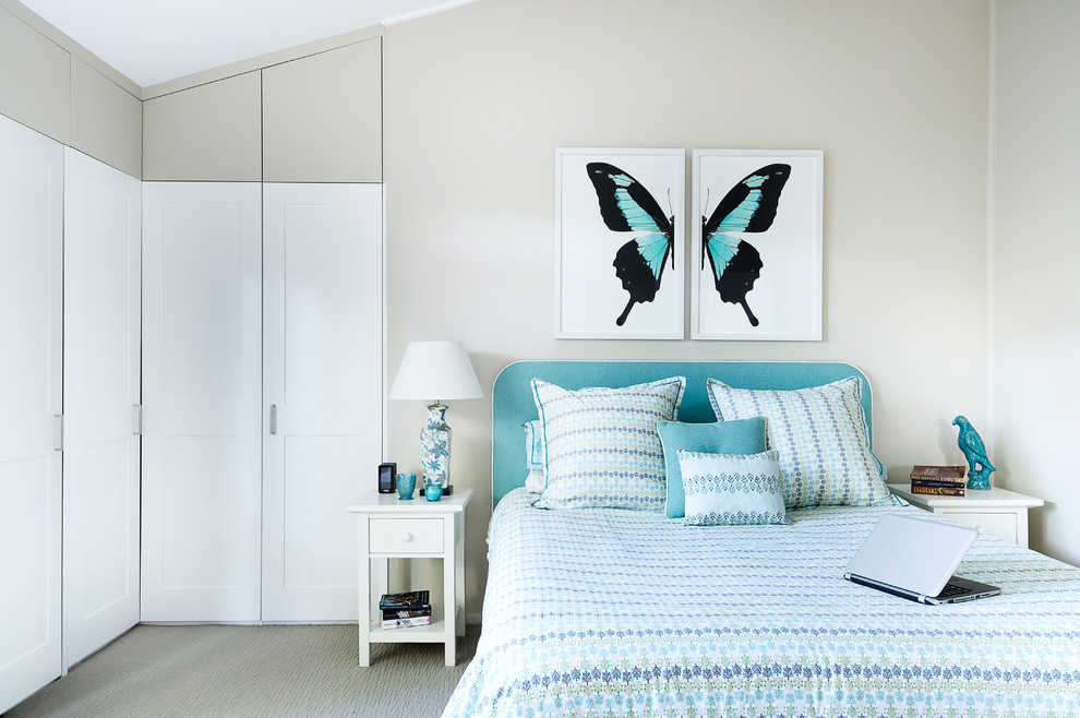 Modernes Schlafzimmer mit beiger Wandfarbe und Teppichboden in Sydney