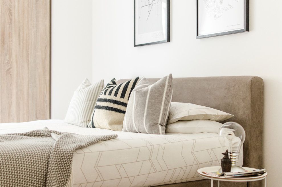 Свежая идея для дизайна: хозяйская спальня среднего размера в скандинавском стиле с белыми стенами и ковровым покрытием без камина - отличное фото интерьера