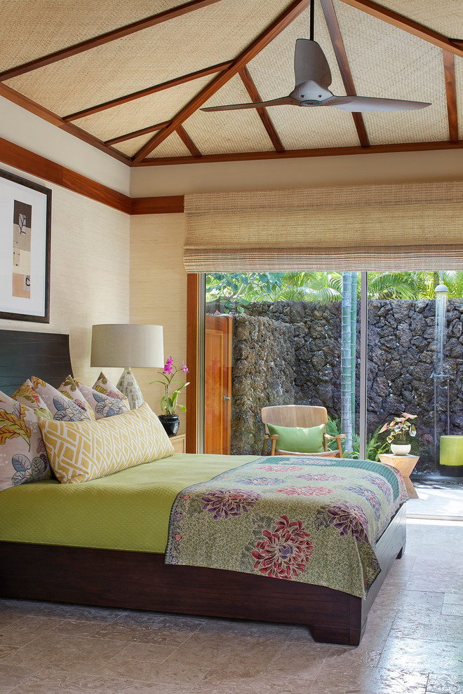 ハワイにあるトロピカルスタイルのおしゃれな寝室 (ベージュの壁) のインテリア