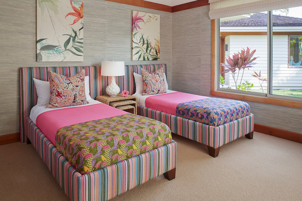 ハワイにあるトロピカルスタイルのおしゃれな寝室 (グレーの壁、カーペット敷き)