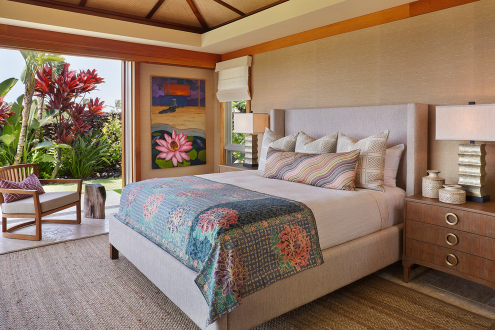 Idéer för att renovera ett tropiskt sovrum, med beige väggar