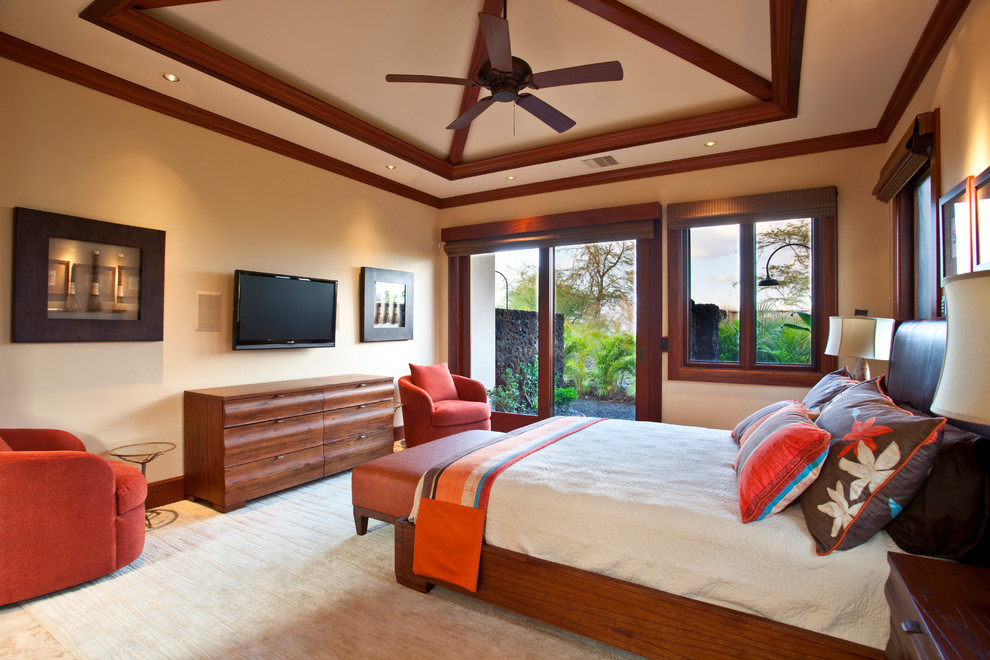 Großes Uriges Gästezimmer mit bunten Wänden und Teppichboden in Hawaii