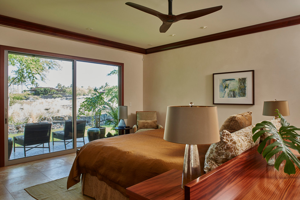 Modelo de dormitorio principal tropical extra grande con paredes multicolor y suelo de travertino
