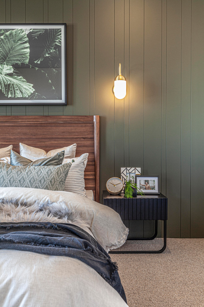 Bild på ett stort sovrum, med gröna väggar, heltäckningsmatta och beiget golv