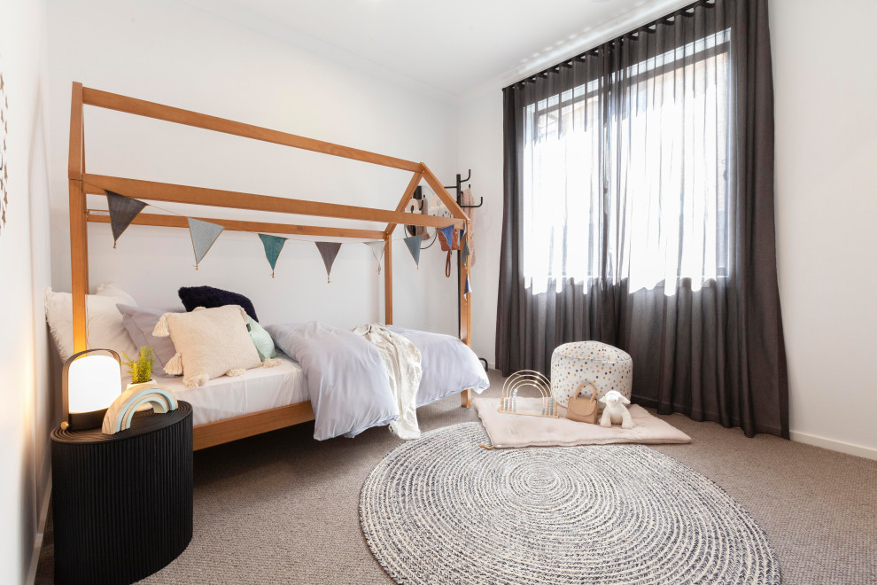 Mittelgroßes Schlafzimmer mit weißer Wandfarbe, Teppichboden und beigem Boden in Melbourne
