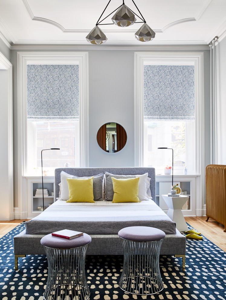 ニューヨークにあるトランジショナルスタイルのおしゃれな寝室 (グレーの壁、無垢フローリング、茶色い床、グレーとブラウン)