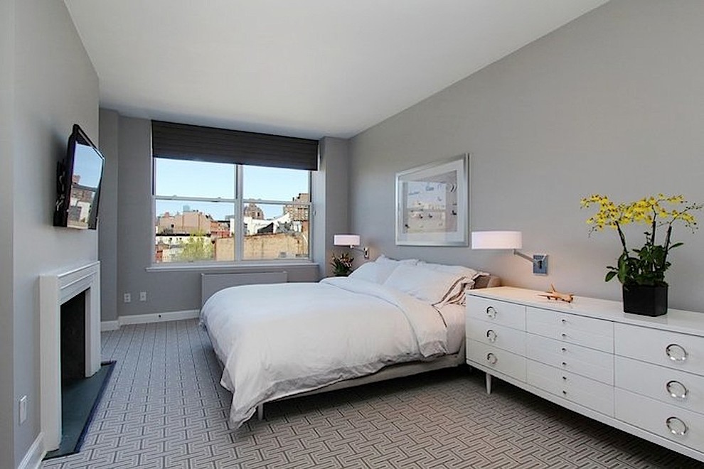 Immagine di una camera da letto chic di medie dimensioni con pareti grigie, moquette e camino classico