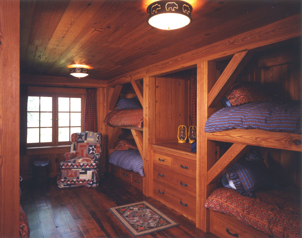 Esempio di una camera degli ospiti stile rurale di medie dimensioni con pareti marroni e parquet scuro