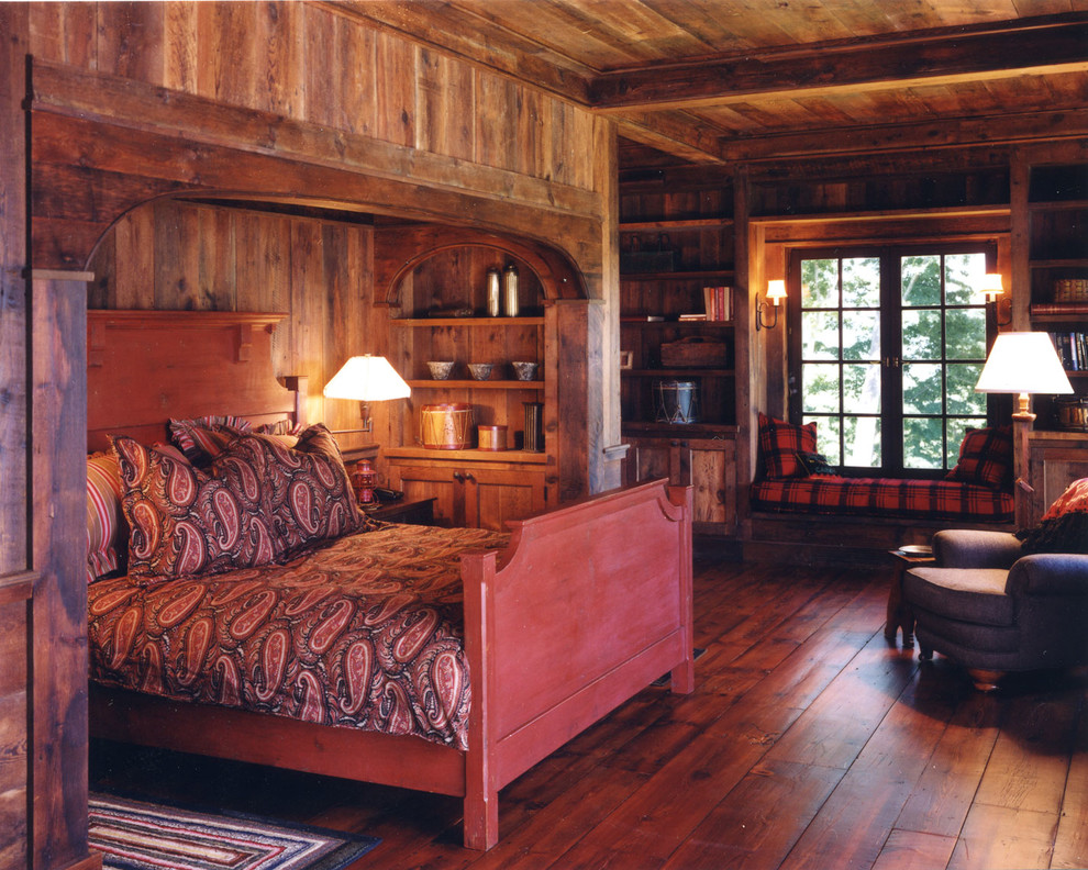 Mittelgroßes Uriges Hauptschlafzimmer mit brauner Wandfarbe und dunklem Holzboden in Burlington