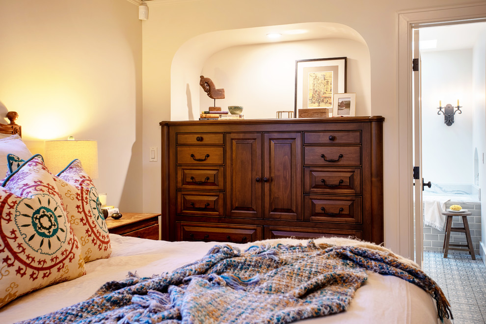 Ejemplo de dormitorio principal tradicional renovado de tamaño medio con paredes beige y chimeneas suspendidas