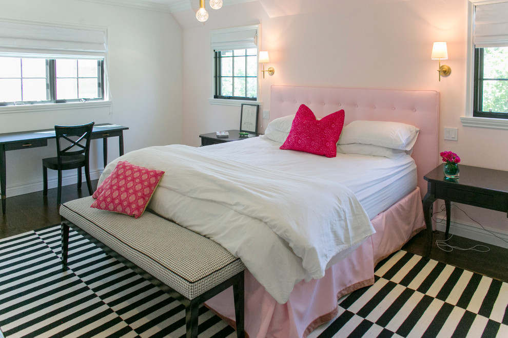 На фото: спальня в стиле неоклассика (современная классика) с розовыми стенами и темным паркетным полом без камина