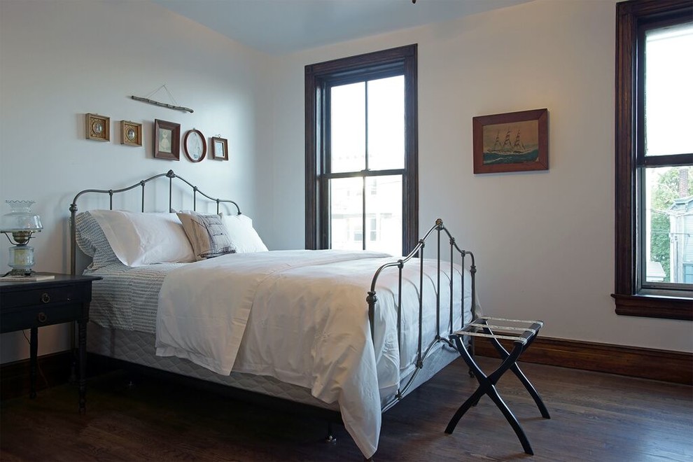 Cette image montre une chambre parentale victorienne de taille moyenne avec un mur gris, parquet foncé et un sol marron.