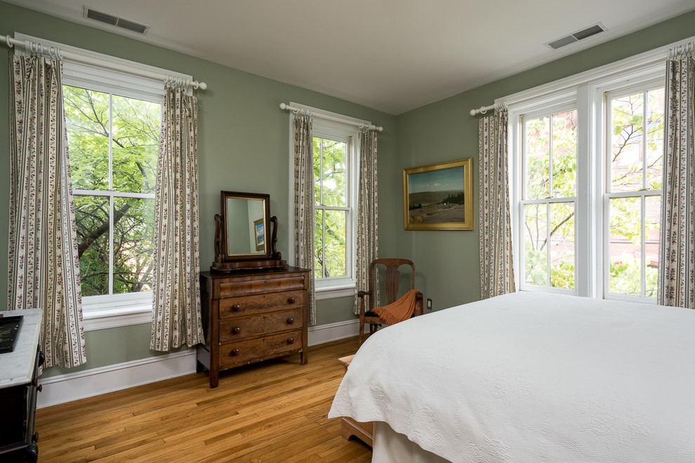 На фото: гостевая спальня среднего размера, (комната для гостей) в стиле модернизм с зелеными стенами и светлым паркетным полом с