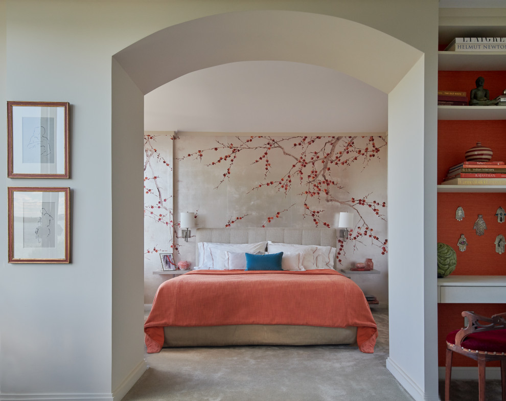 Стильный дизайн: спальня в современном стиле с бежевыми стенами, ковровым покрытием и серым полом - последний тренд