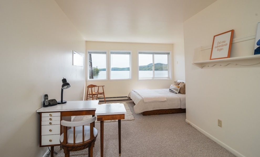 Modelo de habitación de invitados marinera de tamaño medio sin chimenea con paredes blancas, moqueta y suelo gris