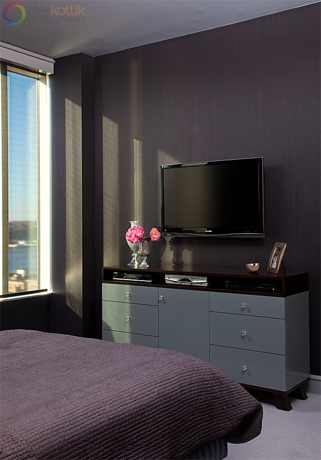 Imagen de dormitorio principal minimalista de tamaño medio con paredes marrones y moqueta