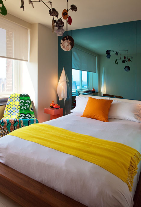 Kleines Modernes Gästezimmer mit blauer Wandfarbe und hellem Holzboden in New York