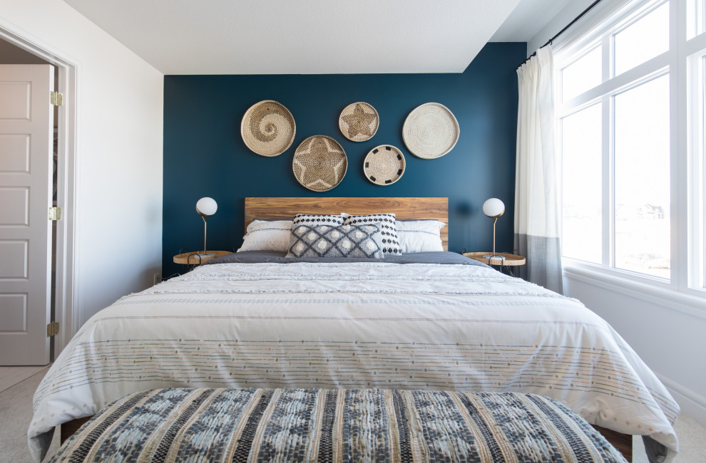 Immagine di una grande camera matrimoniale minimal con pareti blu, moquette e pavimento grigio